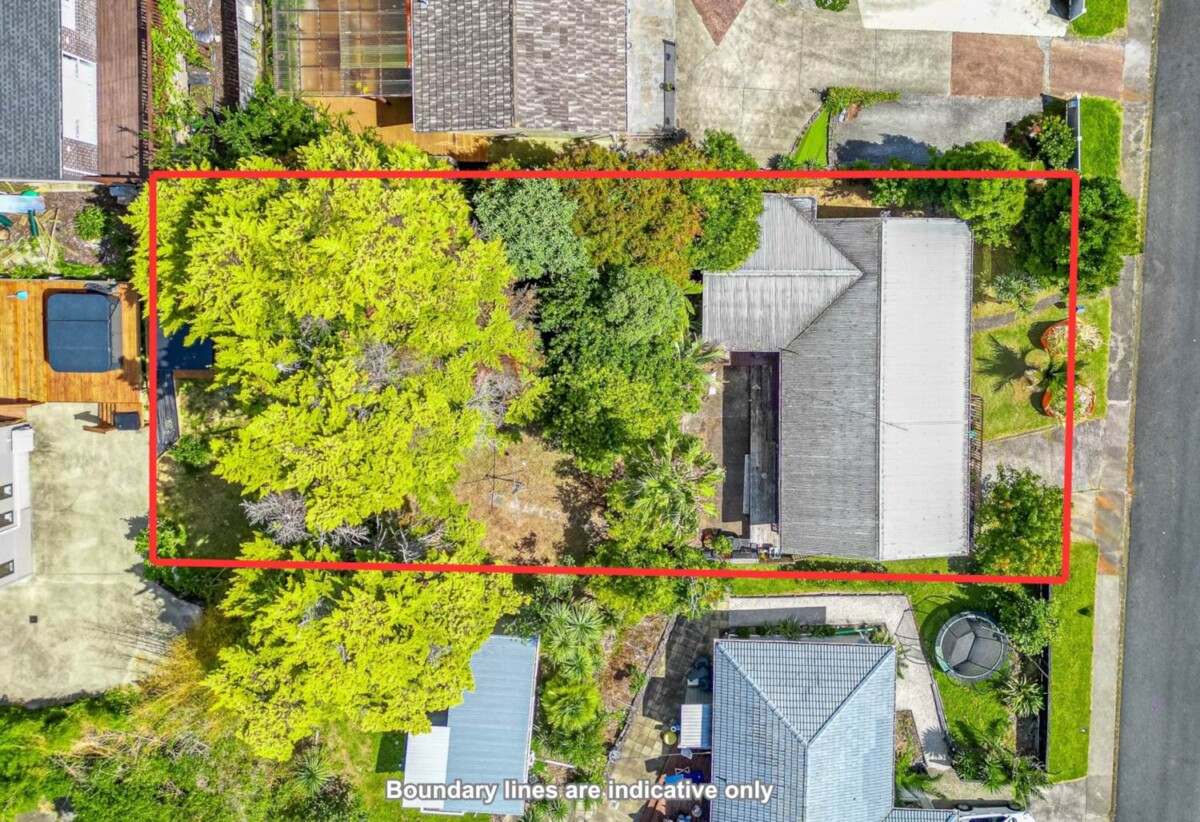Double Westlake school zone, 4 beds 1.5 baths house with garage on 673m2 section, live or develop, 0.5 km to Sunnynook School, 0.9 km to Wairau Intermediate School, 8 Sequoia Place, Sunnynook, Auckland