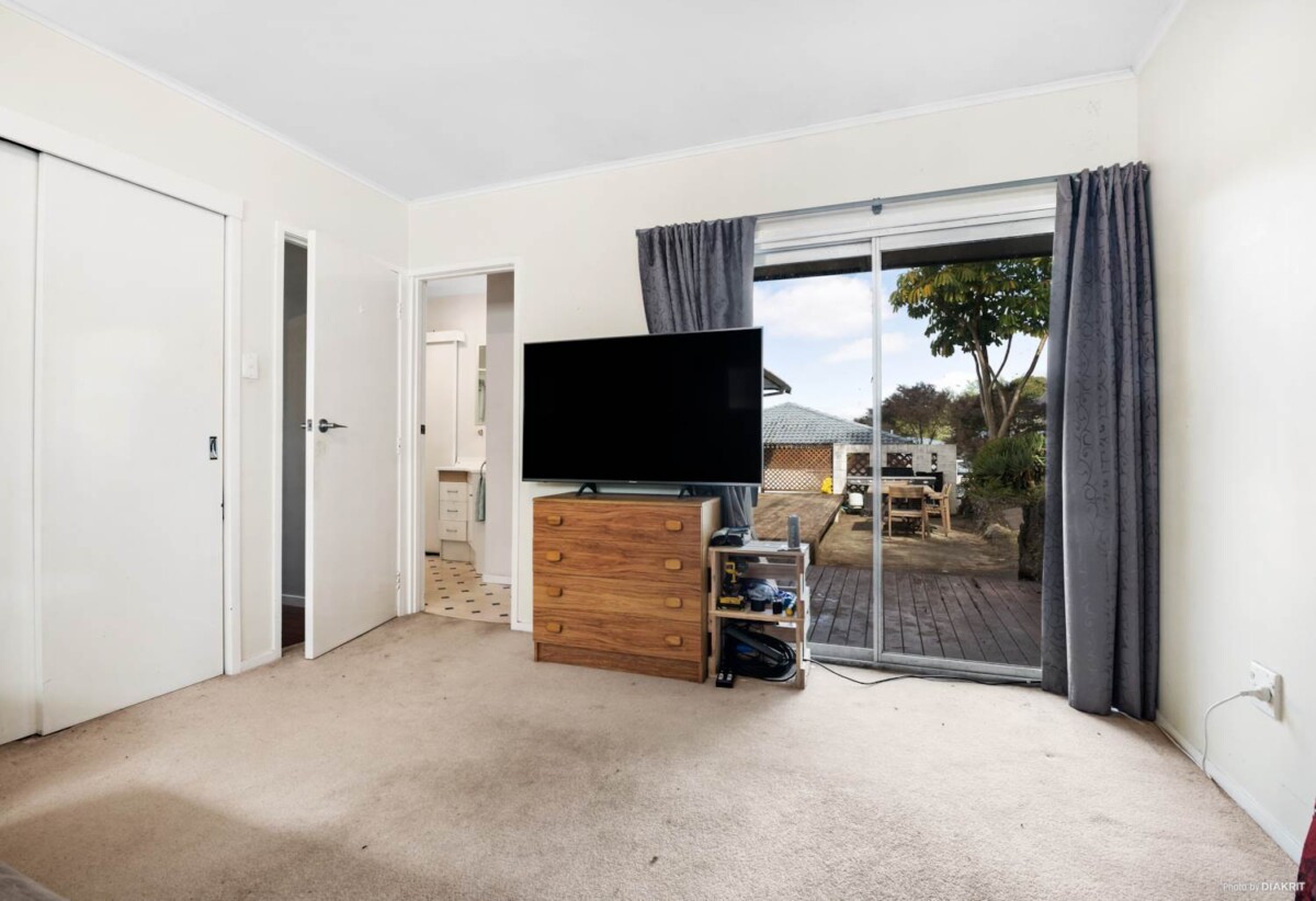 Double Westlake school zone, 4 beds 1.5 baths house with garage on 673m2 section, live or develop, 0.5 km to Sunnynook School, 0.9 km to Wairau Intermediate School, 8 Sequoia Place, Sunnynook, Auckland