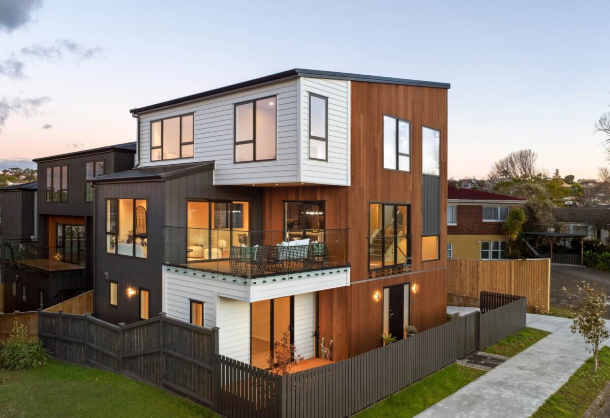 Standalone 4 beds 3.5 baths home with double garage, close to Meadowbank Shopping Centre, local parks, schools, beach, 0.8 km to Selwyn College, 7B Cruickshank Crescent, Meadowbank, Auckland