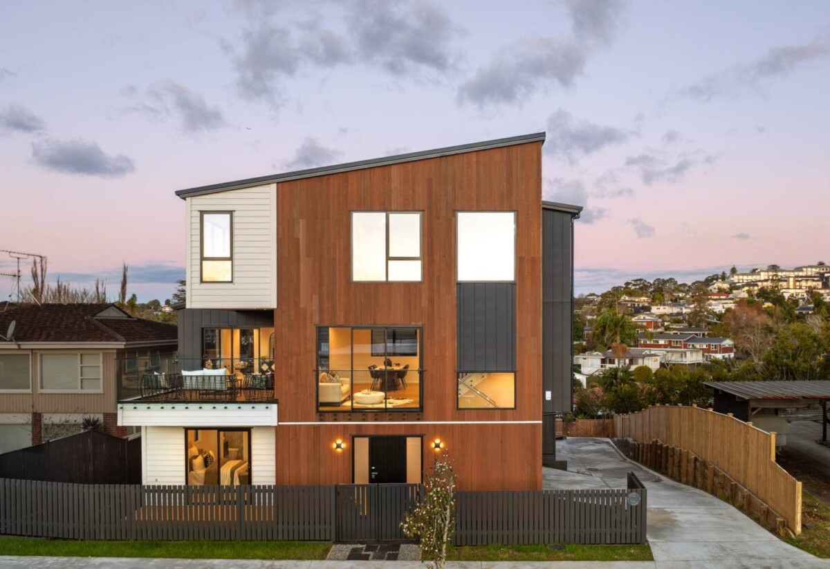 Standalone 4 beds 3.5 baths home with double garage, close to Meadowbank Shopping Centre, local parks, schools, beach, 0.8 km to Selwyn College, 7B Cruickshank Crescent, Meadowbank, Auckland