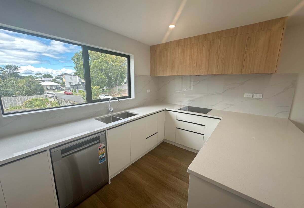 For rent, spacious Brandnew 3 beds 3 baths townhouse with garage, available 26th February, 3/8 Grove Lane, Pakuranga, Auckland