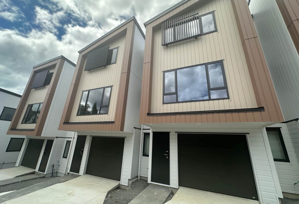For rent, spacious Brandnew 3 beds 3 baths townhouse with garage, available 26th February, 3/8 Grove Lane, Pakuranga, Auckland