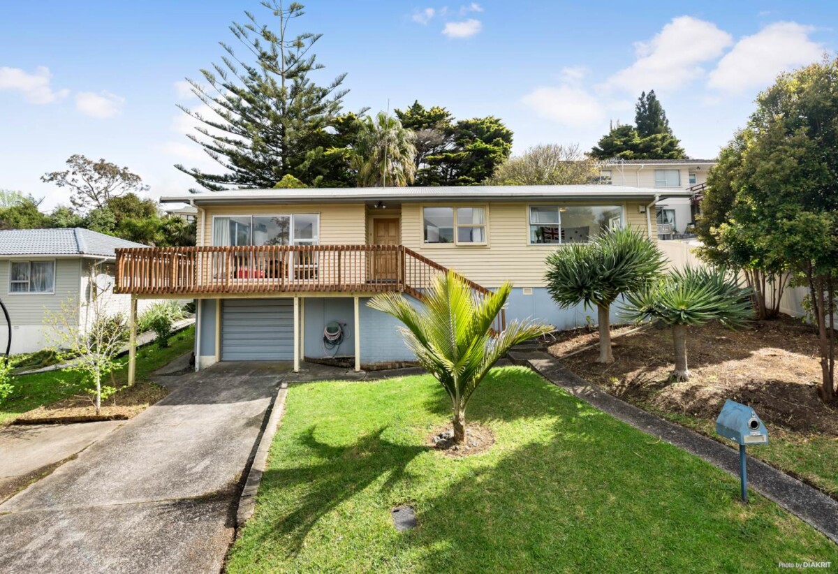 Double Westlake school zone, 4 beds 1.5 baths house with garage on 673m2 section, live or develop, 0.5 km to Sunnynook School, 0.9 km to Wairau Intermediate School, 8 Sequoia Place, Sunnynook, Auckland