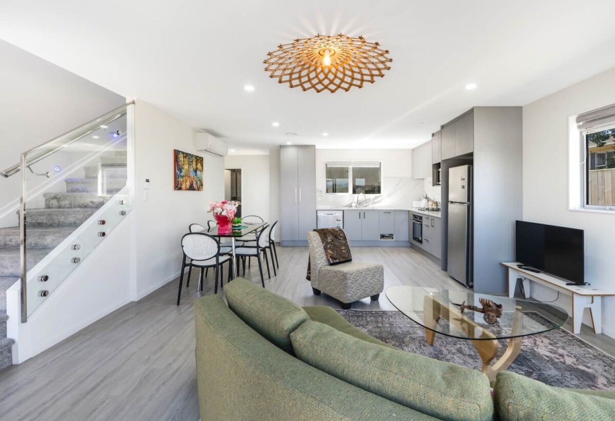 4 beds 2 baths home with garage, close to schools, park, Royal Oak and Onehunga shopping hubs, 0.3 km to Onehunga High School, 0.6 km to Royal Oak Intermediate School, 1.1 km to Hillsborough School, 83B Queenstown Road, Onehunga, Auckland