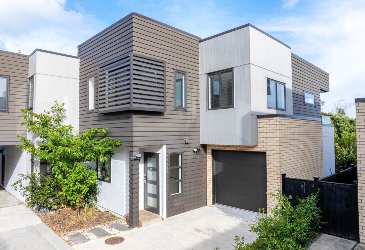 142m2 3 beds 2.5 baths home with garage, Only a two-minute walk to Seaside Park, close to schools, shopping centres, motorway access, 1.1 km to Otahuhu Intermediate, 1.6 km to Fairburn School, 2.6 km to Otahuhu College, 4/224 Princes Street East, Otahuhu, Auckland