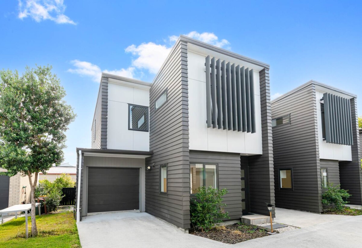 131m2 3 beds 2.5 baths home with garage, Only a two-minute walk to Seaside Park, close to schools, shopping centres, motorway access, 1.1 km to Otahuhu Intermediate, 1.6 km to Fairburn School, 2.6 km to Otahuhu College, 7/224 Princes Street East, Otahuhu, Auckland
