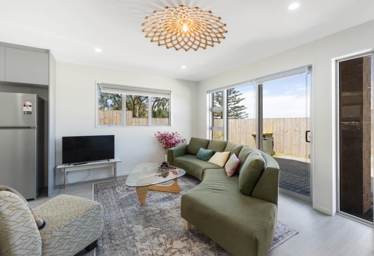 4 beds 2 baths home with garage, close to schools, park, Royal Oak and Onehunga shopping hubs, 0.3 km to Onehunga High School, 0.6 km to Royal Oak Intermediate School, 1.1 km to Hillsborough School, 83B Queenstown Road, Onehunga, Auckland