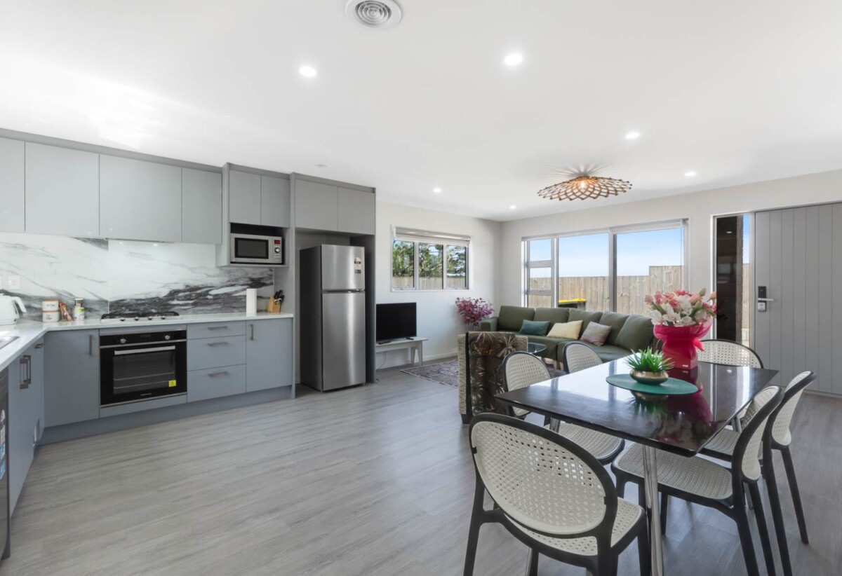 4 beds 2 baths home with garage, close to schools, park, Royal Oak and Onehunga shopping hubs, 0.3 km to Onehunga High School, 0.6 km to Royal Oak Intermediate School, 1.1 km to Hillsborough School, 83B Queenstown Road, Onehunga, Auckland