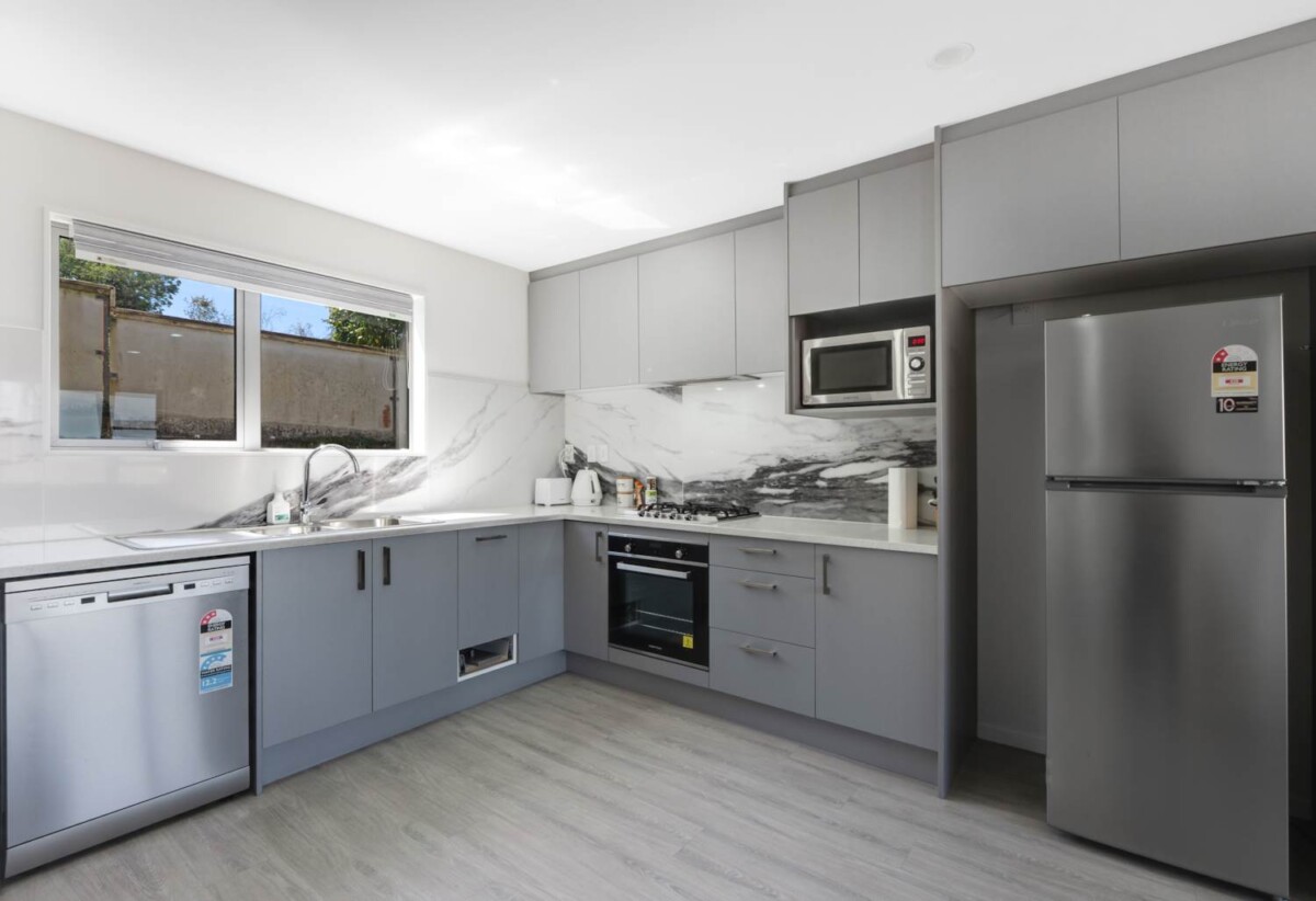4 beds 2 baths home with garage, close to schools, park, Royal Oak and Onehunga shopping hubs, 0.3 km to Onehunga High School, 0.6 km to Royal Oak Intermediate School, 1.1 km to Hillsborough School, 83B Queenstown Road, Onehunga, Auckland