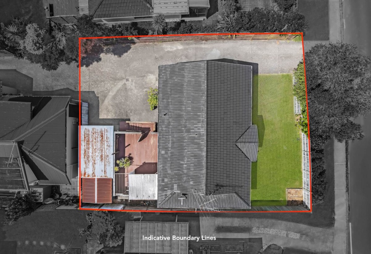 Double Westlake school Zone, 3 beds 1 bath house with carport, Short walk to Woolworths Sunnynook, local shops, and cafés, 0.5 km to Wairau Intermediate School, 0.7 km to Sunnynook School, 2.4 km to Westlake Boys’ High School, 3 km to Westlake Girls’ High School, 1/118 Sycamore Drive, Sunnynook, Auckland