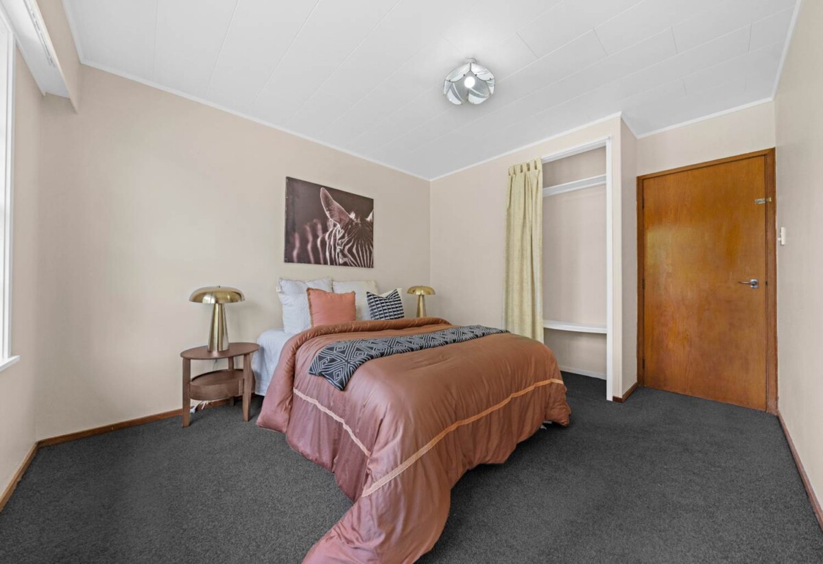 Double Westlake school Zone, 3 beds 1 bath house with carport, Short walk to Woolworths Sunnynook, local shops, and cafés, 0.5 km to Wairau Intermediate School, 0.7 km to Sunnynook School, 2.4 km to Westlake Boys’ High School, 3 km to Westlake Girls’ High School, 1/118 Sycamore Drive, Sunnynook, Auckland
