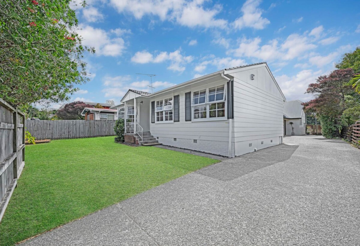 Double Westlake school Zone, 3 beds 1 bath house with carport, Short walk to Woolworths Sunnynook, local shops, and cafés, 0.5 km to Wairau Intermediate School, 0.7 km to Sunnynook School, 2.4 km to Westlake Boys’ High School, 3 km to Westlake Girls’ High School, 1/118 Sycamore Drive, Sunnynook, Auckland