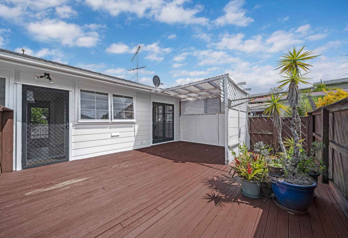 Double Westlake school Zone, 3 beds 1 bath house with carport, Short walk to Woolworths Sunnynook, local shops, and cafés, 0.5 km to Wairau Intermediate School, 0.7 km to Sunnynook School, 2.4 km to Westlake Boys’ High School, 3 km to Westlake Girls’ High School, 1/118 Sycamore Drive, Sunnynook, Auckland