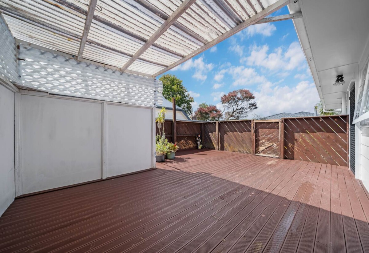 Double Westlake school Zone, 3 beds 1 bath house with carport, Short walk to Woolworths Sunnynook, local shops, and cafés, 0.5 km to Wairau Intermediate School, 0.7 km to Sunnynook School, 2.4 km to Westlake Boys’ High School, 3 km to Westlake Girls’ High School, 1/118 Sycamore Drive, Sunnynook, Auckland