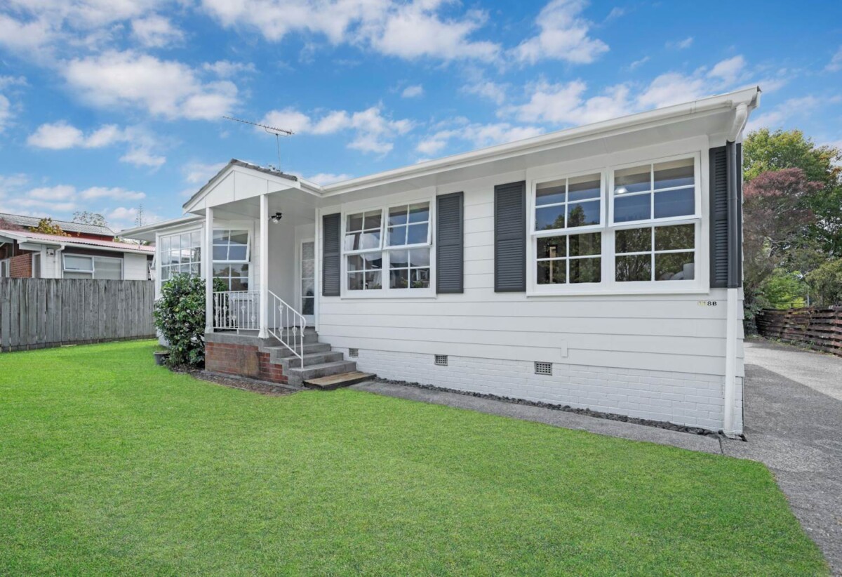 Double Westlake school Zone, 3 beds 1 bath house with carport, Short walk to Woolworths Sunnynook, local shops, and cafés, 0.5 km to Wairau Intermediate School, 0.7 km to Sunnynook School, 2.4 km to Westlake Boys’ High School, 3 km to Westlake Girls’ High School, 1/118 Sycamore Drive, Sunnynook, Auckland