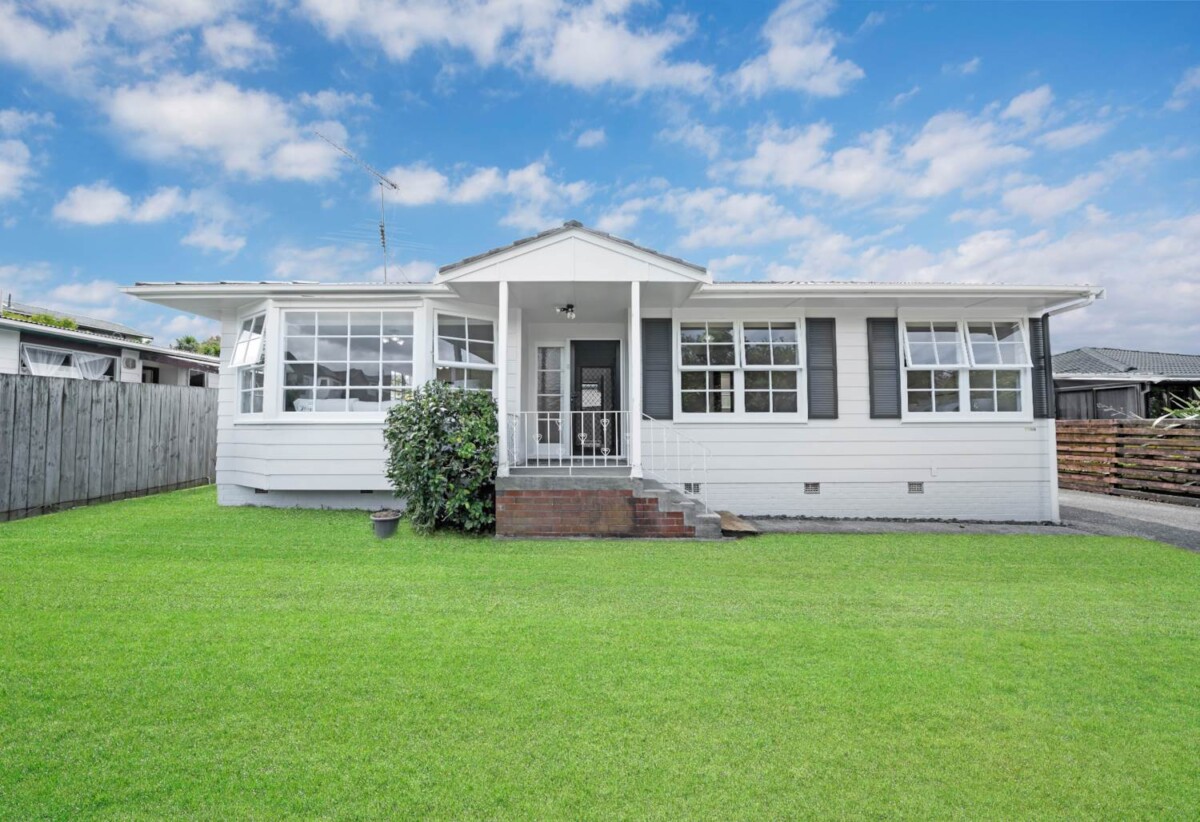 Double Westlake school Zone, 3 beds 1 bath house with carport, Short walk to Woolworths Sunnynook, local shops, and cafés, 0.5 km to Wairau Intermediate School, 0.7 km to Sunnynook School, 2.4 km to Westlake Boys’ High School, 3 km to Westlake Girls’ High School, 1/118 Sycamore Drive, Sunnynook, Auckland
