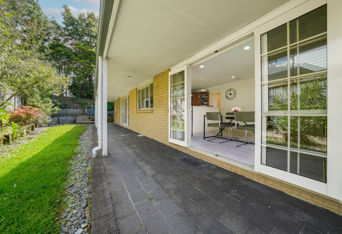 Brick and tile 4 beds 2 baths house with double garage on 609m2 section, close to schools, Albany Mall, motorway access, 1 km to Pinehill School (Browns Bay), 1.5 km to Albany Senior High School, 1.9 km to Albany School, 2.4 km to Albany Junior High School, 9 Northern Rata Place, Albany, Auckland