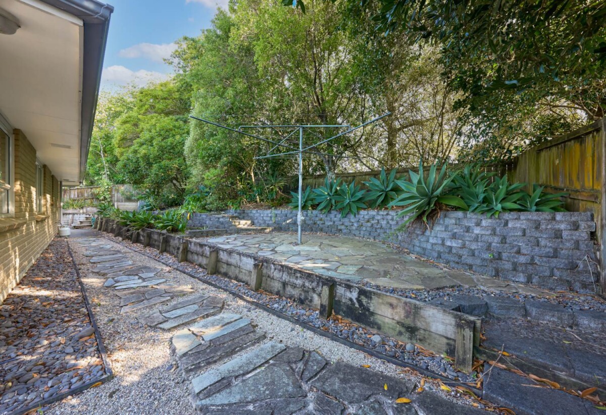 Brick and tile 4 beds 2 baths house with double garage on 609m2 section, close to schools, Albany Mall, motorway access, 1 km to Pinehill School (Browns Bay), 1.5 km to Albany Senior High School, 1.9 km to Albany School, 2.4 km to Albany Junior High School, 9 Northern Rata Place, Albany, Auckland