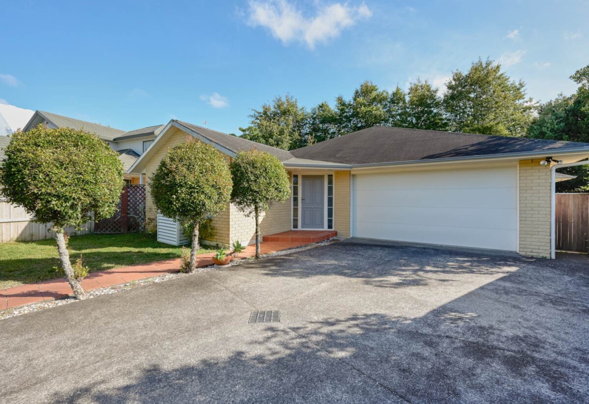 Brick and tile 4 beds 2 baths house with double garage on 609m2 section, close to schools, Albany Mall, motorway access, 1 km to Pinehill School (Browns Bay), 1.5 km to Albany Senior High School, 1.9 km to Albany School, 2.4 km to Albany Junior High School, 9 Northern Rata Place, Albany, Auckland