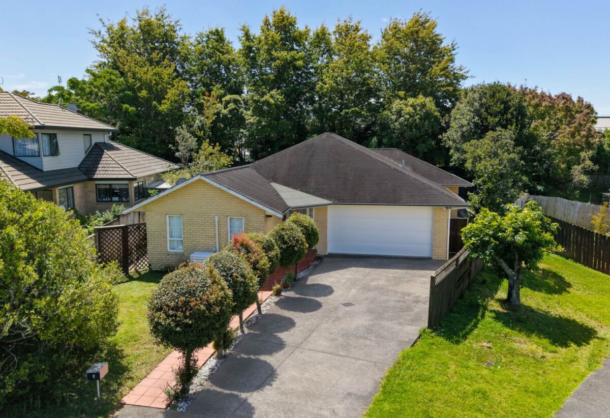 Brick and tile 4 beds 2 baths house with double garage on 609m2 section, close to schools, Albany Mall, motorway access, 1 km to Pinehill School (Browns Bay), 1.5 km to Albany Senior High School, 1.9 km to Albany School, 2.4 km to Albany Junior High School, 9 Northern Rata Place, Albany, Auckland