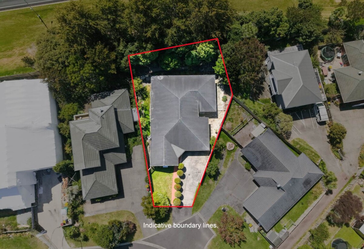 Brick and tile 4 beds 2 baths house with double garage on 609m2 section, close to schools, Albany Mall, motorway access, 1 km to Pinehill School (Browns Bay), 1.5 km to Albany Senior High School, 1.9 km to Albany School, 2.4 km to Albany Junior High School, 9 Northern Rata Place, Albany, Auckland