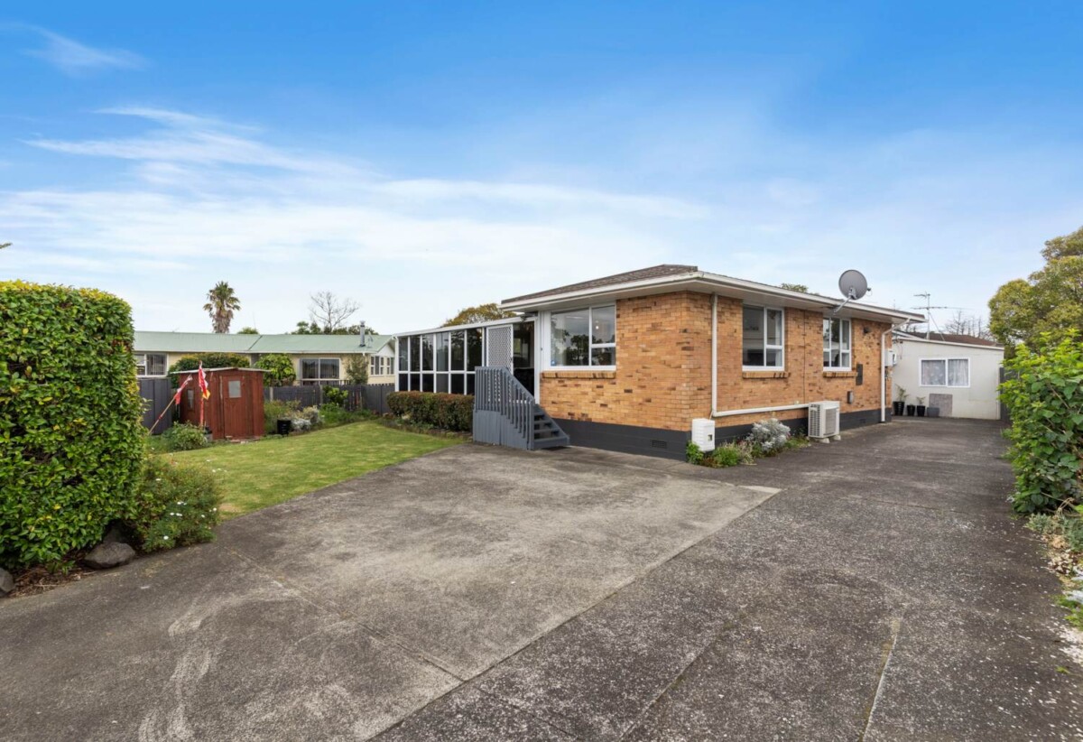 Brick and tile 3 beds 1 bath house with garage on 675m2 section, walks to schools and shopping centre, 0.8 km to Howick College, 0.9 km to Cockle Bay School, 1 km to Somerville Intermediate School, 1.3 km to Howick Intermediate, 19 Whitford Road, Northpark, Auckland