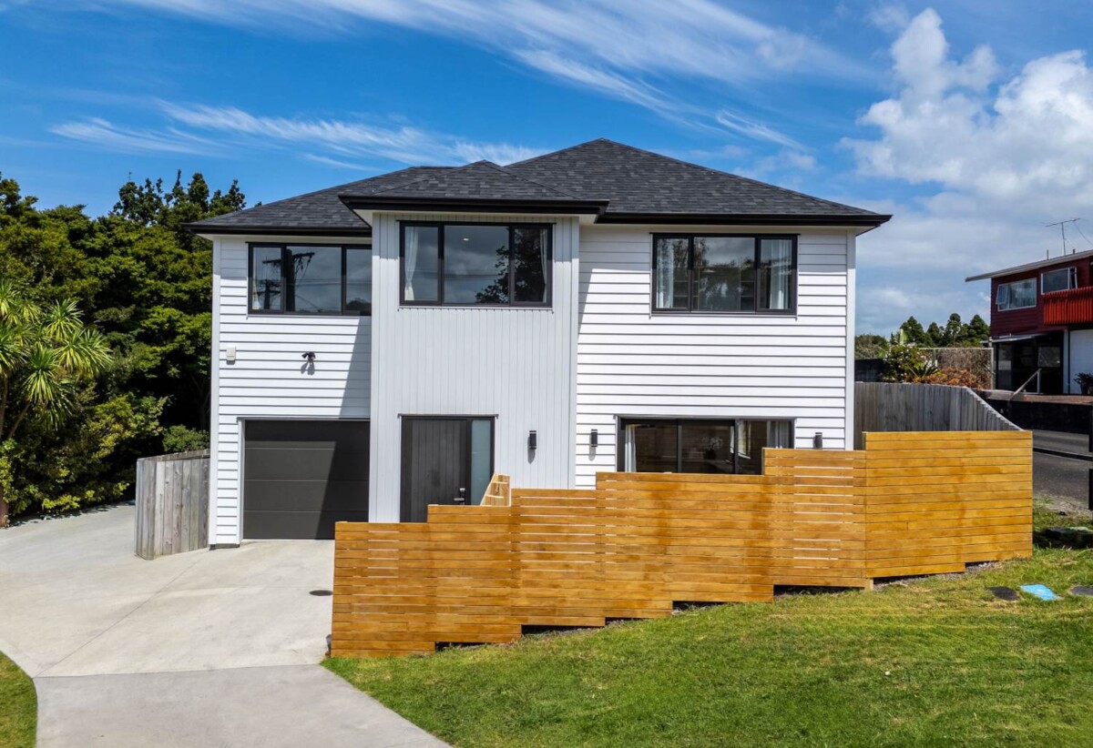 Standalone 4 beds 2.5 baths house with garageon 215m2 section, with Kauri Glen Reserve next door, close to schools, shops, parks, 0.4 km to Northcote College, 0.9 km to Willow Park School, 1.4 km to Northcote Intermediate School, 57A Tui Glen Road, Birkenhead, Auckland