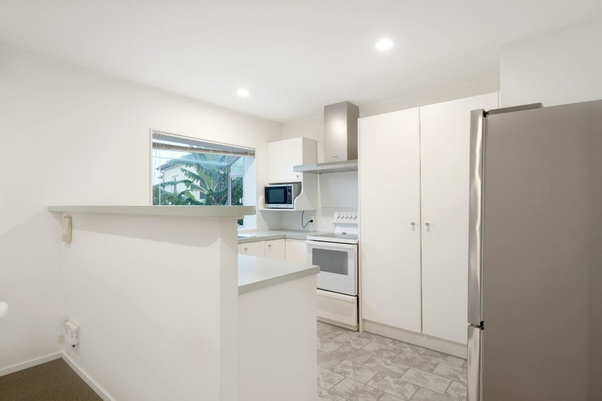 Once over a decade, Motivated owners relocate closer to the city, 140m2 brick and tile 3 beds 2 baths house on 452m2 section, Just a stone’s throw from WestCity, supermarkets, 9 Wattle Road, Sunnyvale, Auckland
