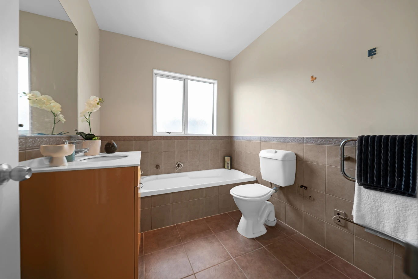 Standalone 4 beds 2 baths house with double garage on 235m2 section, 32 Maypark Crescent, Flat Bush, Auckland