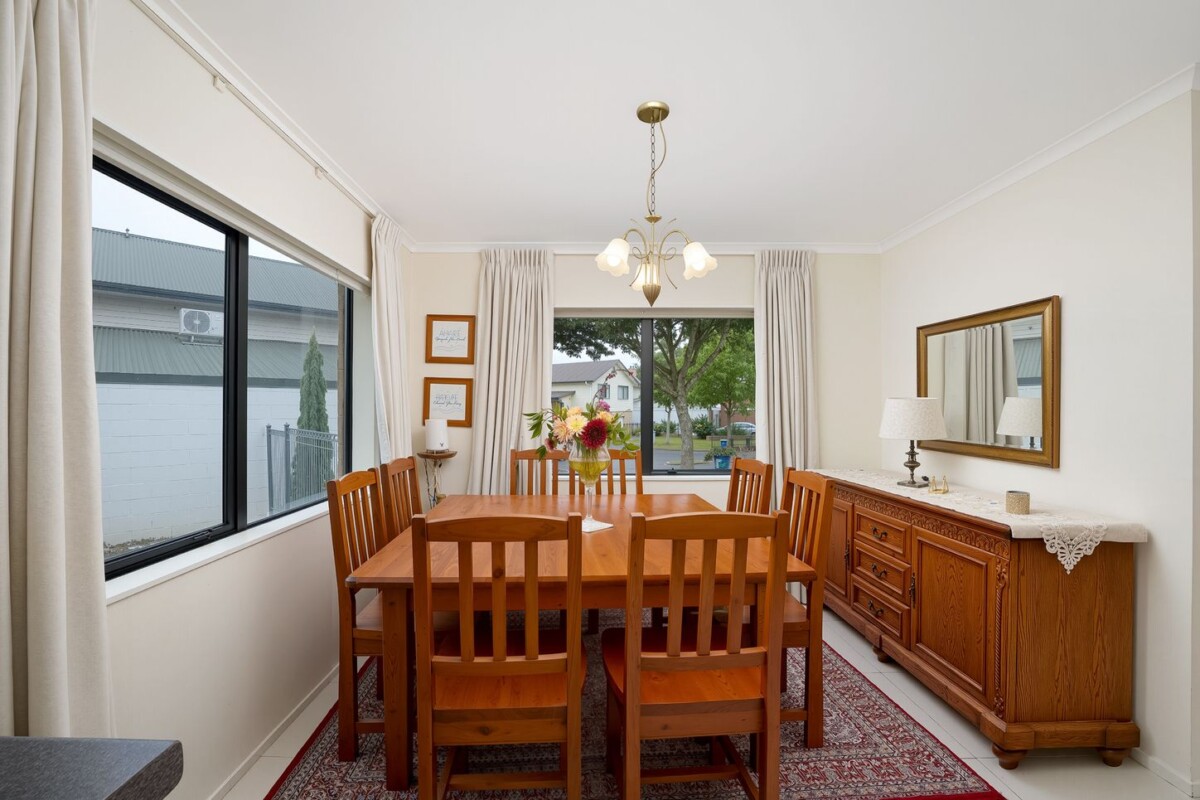 Overseas Family Calling, 140m2 3 beds 1.5 baths house on 460m2 section, a short stroll to Parrs Park, minutes from WestCity Mall, Glen Eden and Sunnyvale train stations, 20 Pyramid Place, Glen Eden, Auckland