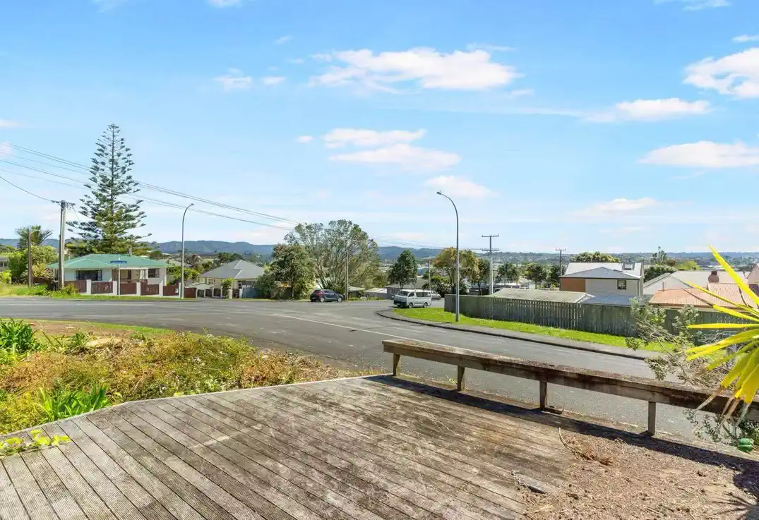 3 beds 2 baths house on 809m2 section, Currently zoned Mixed Housing Suburban, the property is projected to shift to Urban Zone under PC120, 0.7 km to Sunnyvale School, 1.3 km to Bruce McLaren Intermediate School, 1.8 km to Henderson High School, 84 Awaroa Road, Sunnyvale, Auckland