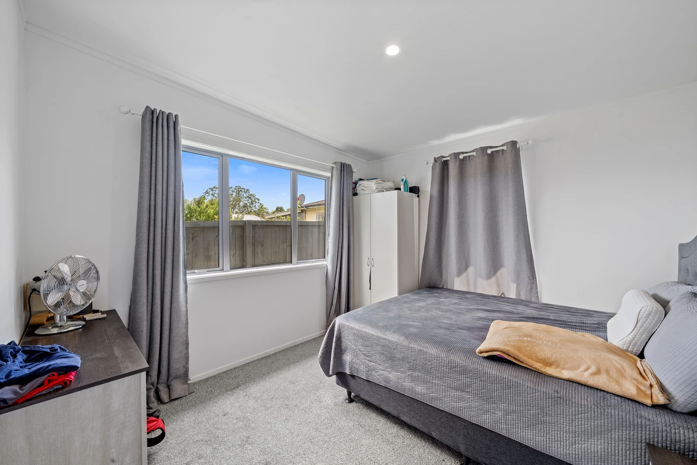 2 standalone 3-beds dwellings on one title and 675m2 section, Both homes are in great condition, minutes from Otahuhu Town Centre, close to schools, motorway access, Sylvia Park Shopping Centre, 32 Hutton Stree, Otahuhu, Auckland