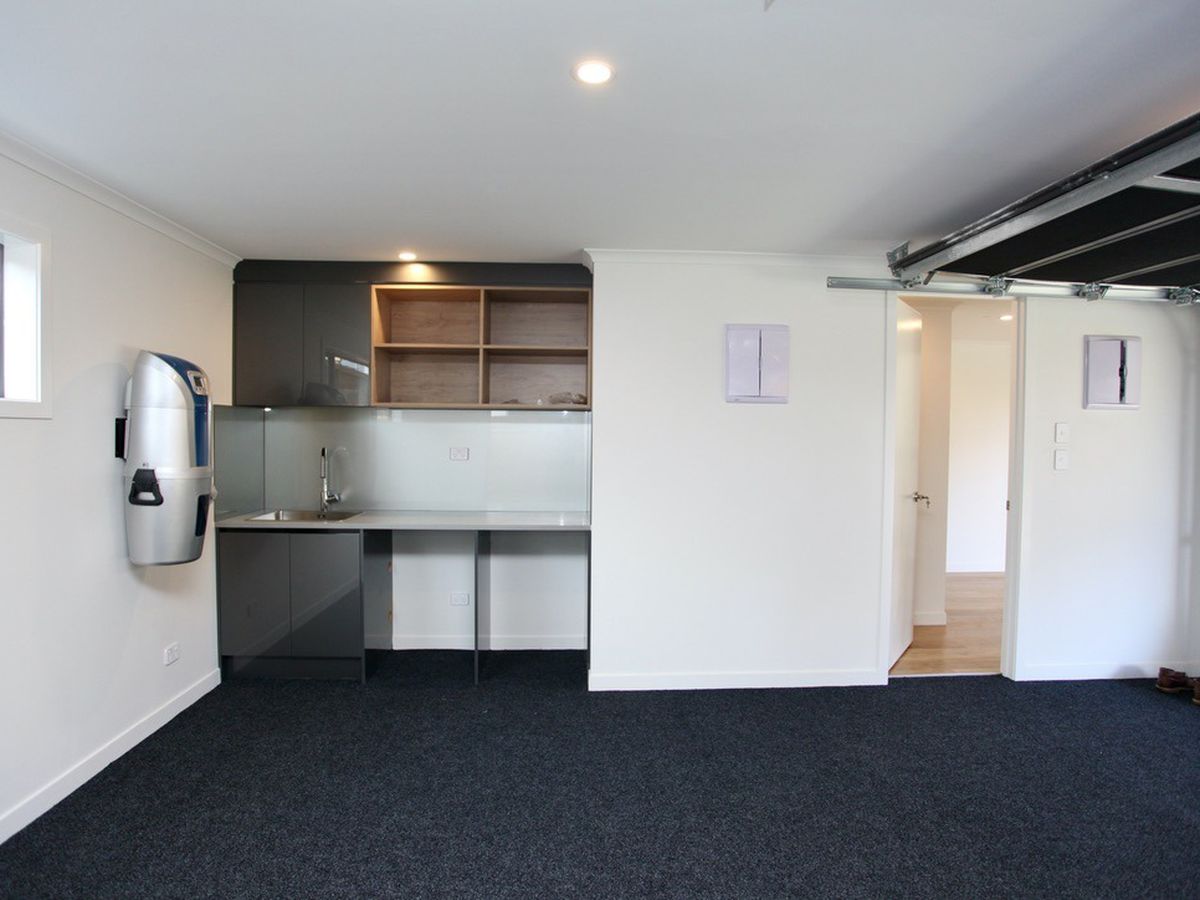 For rent, Auckland Grammar and Epsom Girls Grammar school zone, 4 beds 3 baths house with double garage, Available on Thu 5th Mar, B / 23 Arcadia Road, Epsom, Auckland