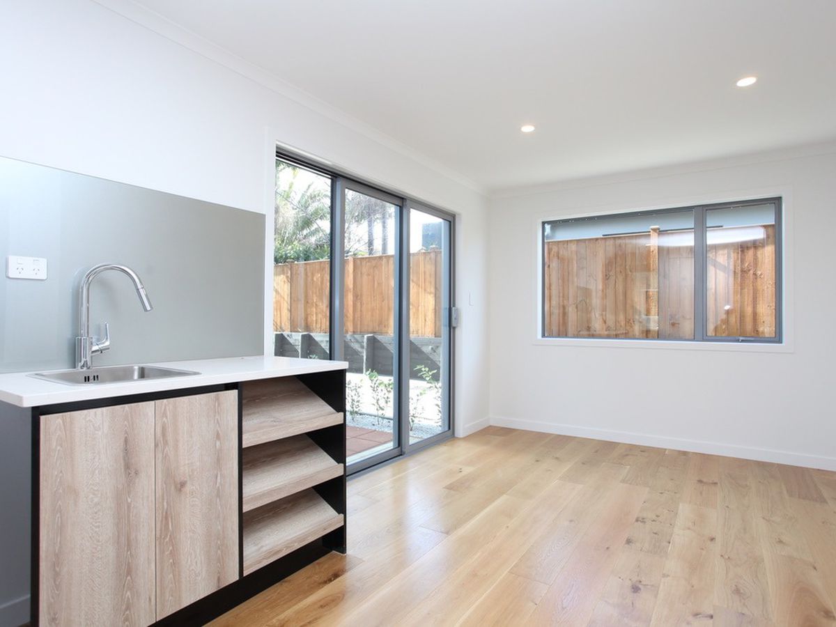 For rent, Auckland Grammar and Epsom Girls Grammar school zone, 4 beds 3 baths house with double garage, Available on Thu 5th Mar, B / 23 Arcadia Road, Epsom, Auckland