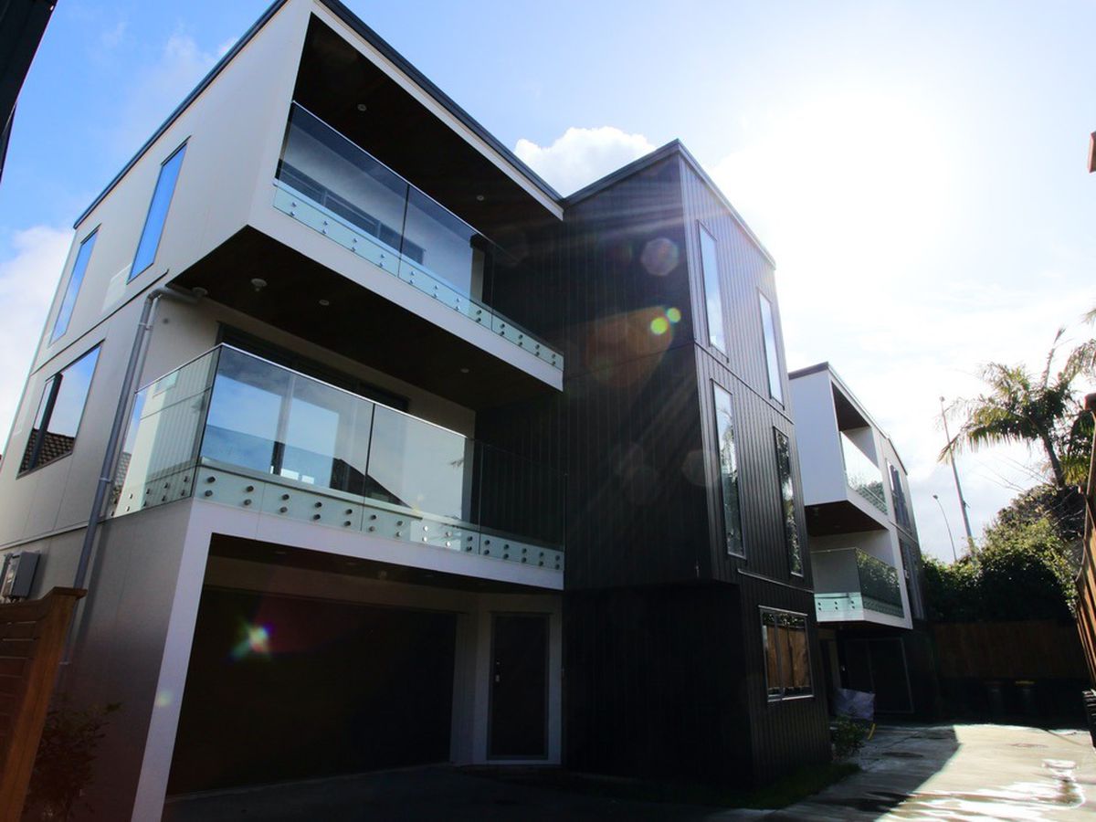 For rent, Auckland Grammar and Epsom Girls Grammar school zone, 4 beds 3 baths house with double garage, Available on Thu 5th Mar, B / 23 Arcadia Road, Epsom, Auckland