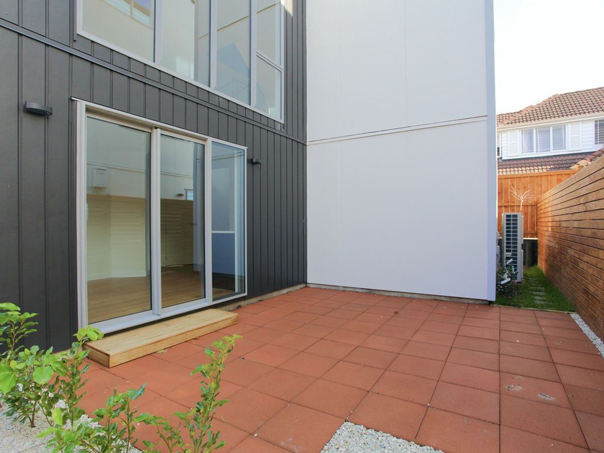 For rent, Auckland Grammar and Epsom Girls Grammar school zone, 4 beds 3 baths house with double garage, Available on Thu 5th Mar, B / 23 Arcadia Road, Epsom, Auckland