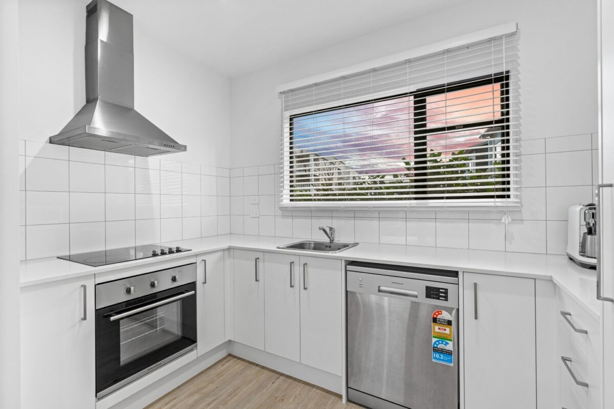 3 beds 2.5 baths home with car park, Approximately 8-minute walk to Henderson Train Station, minutes to schools, shops, 37 Eileen Newey Place, Henderson, Auckland