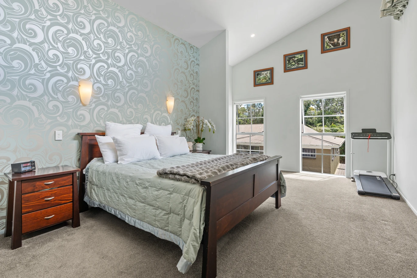 4 beds 2 baths house with double garage and sea views on 895m2 section, close to schools, shops, parks, reserves, beach, 31 Gilletta Road, Blockhouse Bay, Auckland