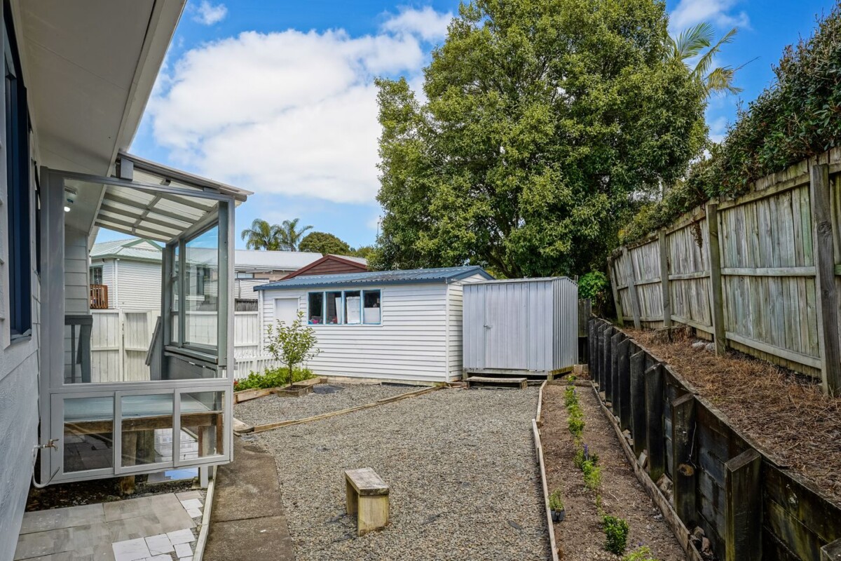 Standalone 3 beds house with garage and car parks, close to WestCity Waitakere Mall, Lincoln Road Shopping Centre, local schools, 5/7 Duncan Avenue, Te Atatu South, Auckland