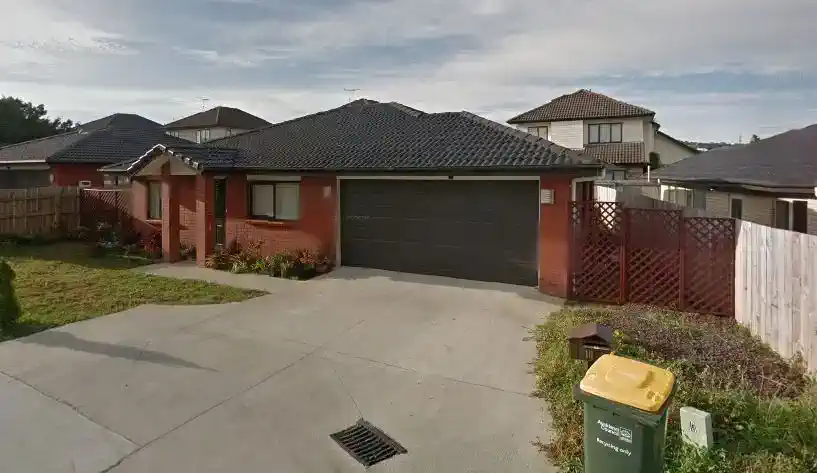 For rent, 4 beds 2 baths house with double garage, Available on 16th of March, 10 Sai Street, Flat Bush, Auckland