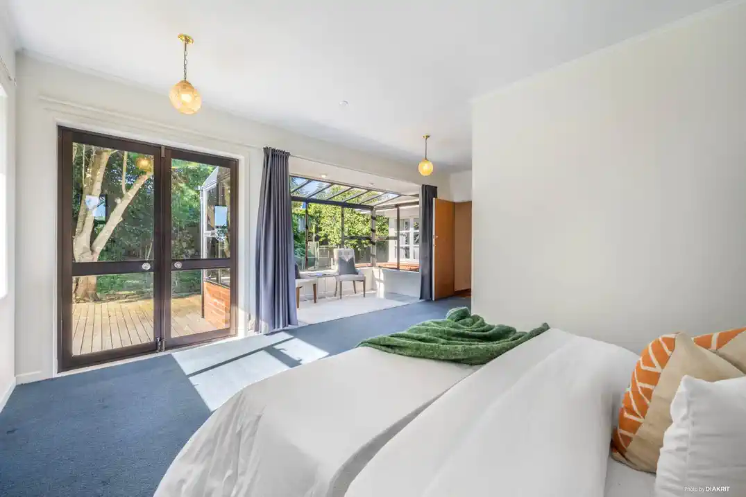 Brick 3 beds 2 baths house on 1050m2 section, 0.8 km to Onehunga High School, 0.9 km to Hillsborough School, 1 km to Three Kings School and Royal Oak Intermediate School, 33 Herd Road, Hillsborough, Auckland