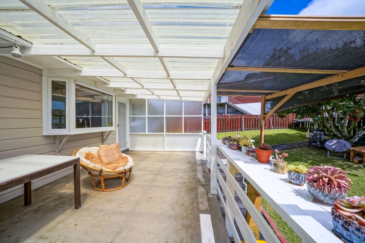 153m2 3 beds 1 bath house with garage and rumpus room, just a short walk to the Freyberg Community School and Te Whau Pathway(completing in 2026), close to cafes, shops, and reserves, 137 Tiroroa Avenue, Te Atatu South, Auckland