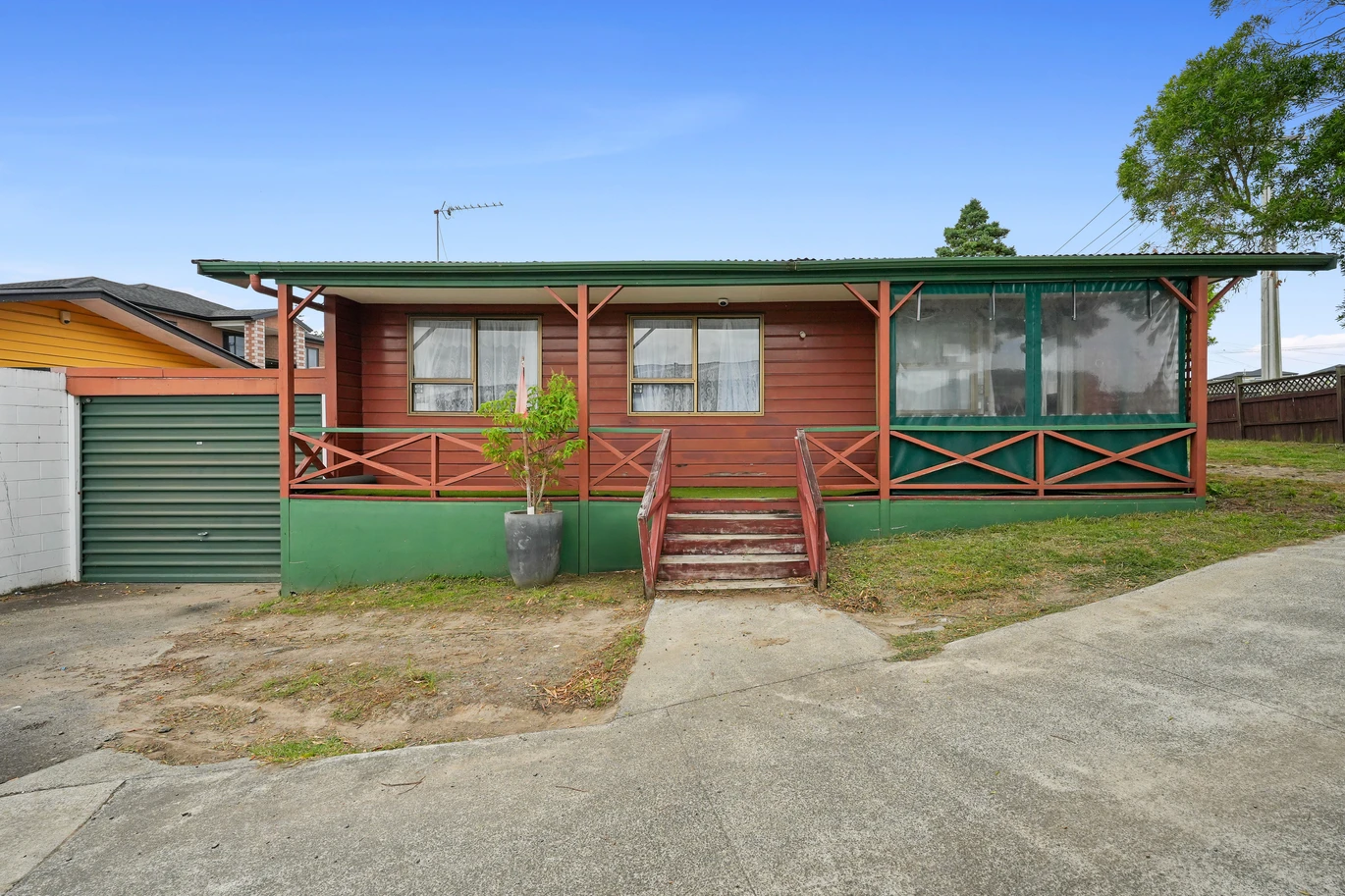 2 beds 1 bath house with garage, just moments from Papatoetoe Train Station and Papatoetoe Shopping Centre, and zoned for Kedgley Intermediate, Papatoetoe North School, and Aorere College, 1/40A Park Avenue, Papatoetoe, Auckland