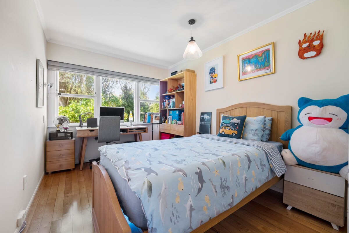 309m2 4 beds 2.5 baths house with triple garage and swimming pool on 1057m2 section, zoned for Meadowbank School, Remuera Intermediate, Baradene College, Selwyn College and Glendowie College, 9 Stoneyroyd Gardens, Remuera, Auckland