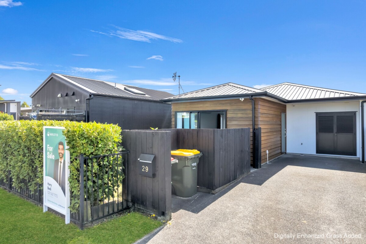 3 beds house on 234 m2 section, close to Papakura town centre, supermarkets, parks, schools, motoway access, 29 Liberation Road, Papakura, Auckland