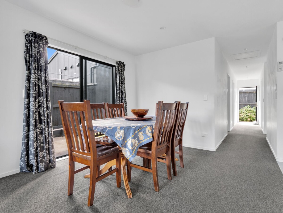 3 beds house on 234 m2 section, close to Papakura town centre, supermarkets, parks, schools, motoway access, 29 Liberation Road, Papakura, Auckland