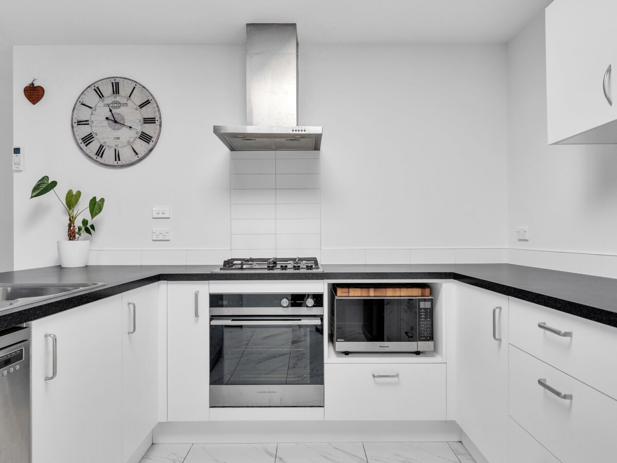 3 beds house on 234 m2 section, close to Papakura town centre, supermarkets, parks, schools, motoway access, 29 Liberation Road, Papakura, Auckland