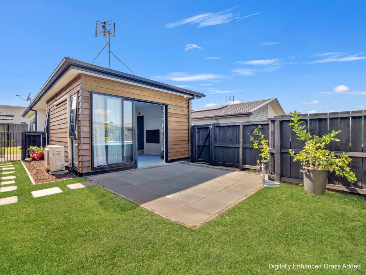 3 beds house on 234 m2 section, close to Papakura town centre, supermarkets, parks, schools, motoway access, 29 Liberation Road, Papakura, Auckland