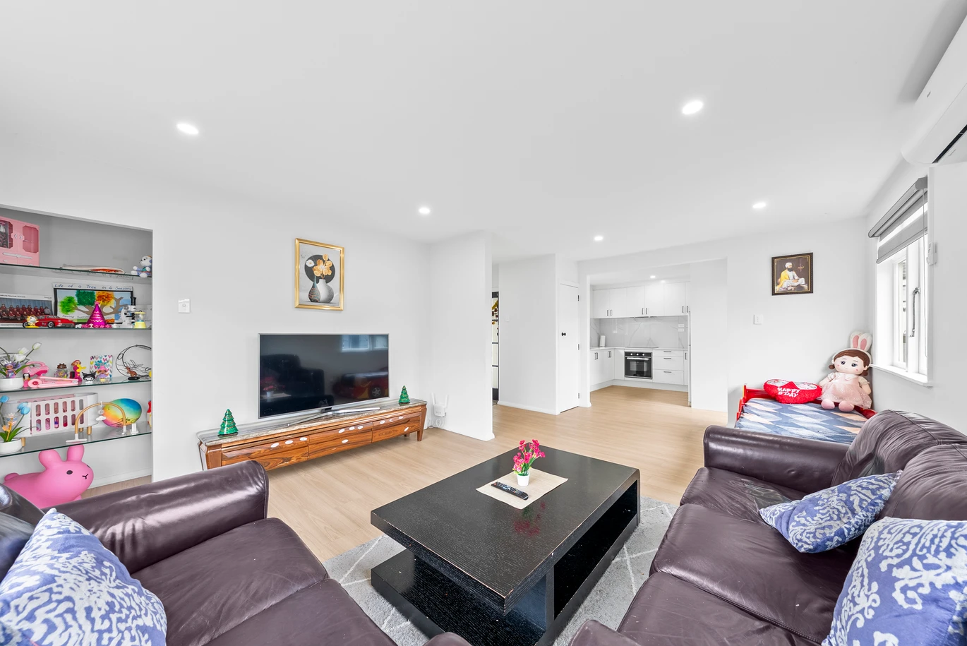 3 beds house with garage on 426m2 section, close to Papakura town centre, Southgate Shopping Centre , schools, motorway access, 31 Arimu Road, Papakura, Auckland