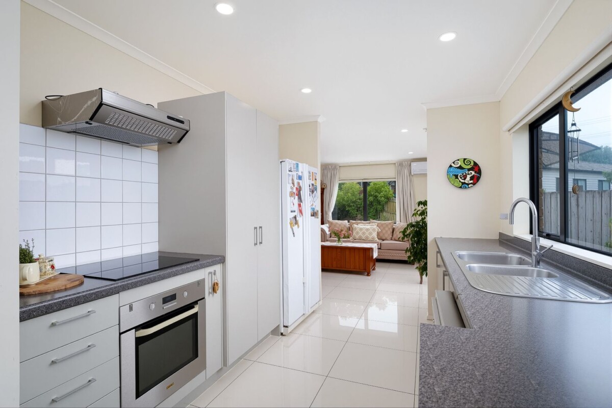 Overseas Family Calling, 140m2 3 beds 1.5 baths house on 460m2 section, a short stroll to Parrs Park, minutes from WestCity Mall, Glen Eden and Sunnyvale train stations, 20 Pyramid Place, Glen Eden, Auckland